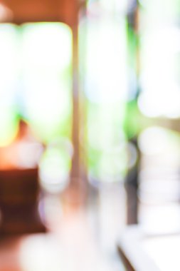 Kafenin arka planı bulanık.