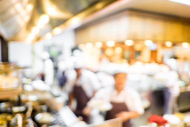 Groepen van chef-kok koken in de open keuken,