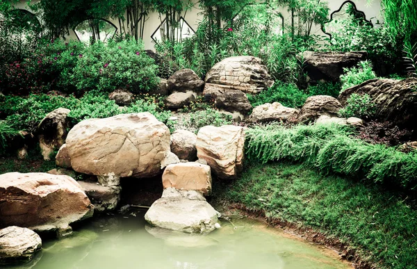 Китайский сад с прудом — стоковое фото