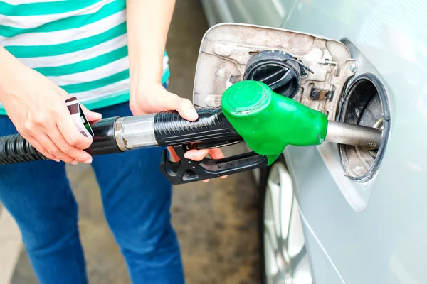 To fill the machine with fuel. — Stock Photo, Image