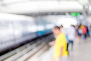 İnsanlara elektrik gökyüzü tren