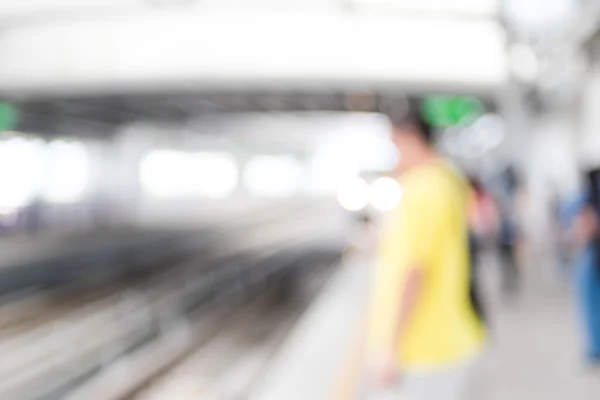 İnsanlara elektrik gökyüzü tren — Stok fotoğraf