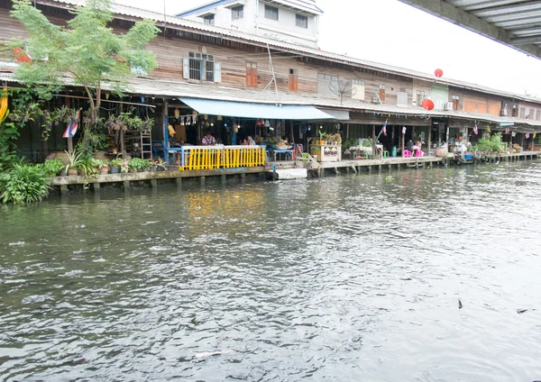 House alongside canal — Stock Photo, Image