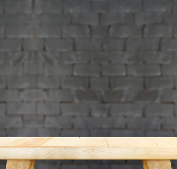 Mesa y borrosa pared de ladrillo negro — Foto de Stock