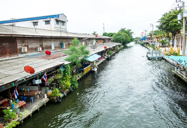 Huis langs kant van kanaal — Stockfoto