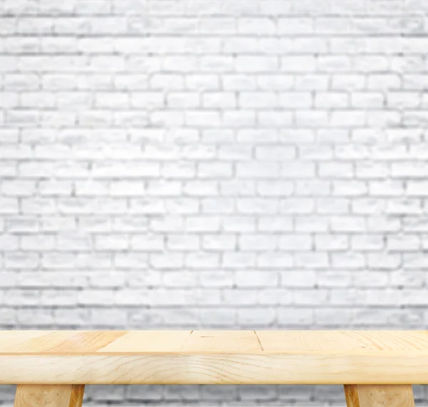 Mesa de madeira e parede de tijolo branco — Fotografia de Stock