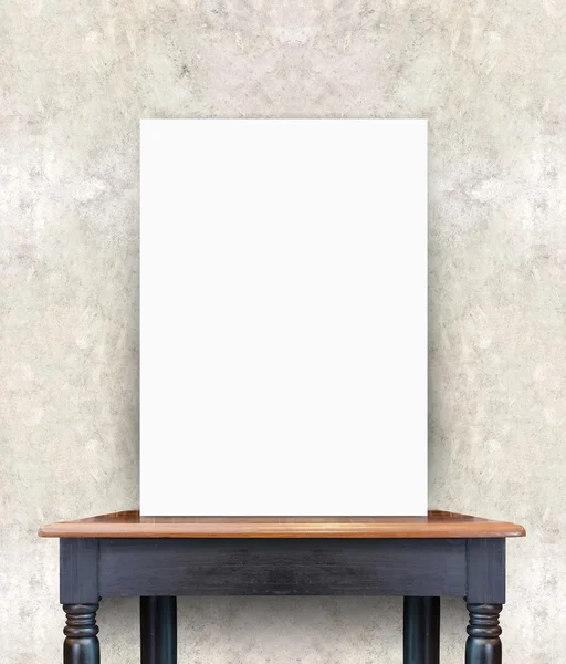 Cartaz em branco na mesa de madeira vintage — Fotografia de Stock
