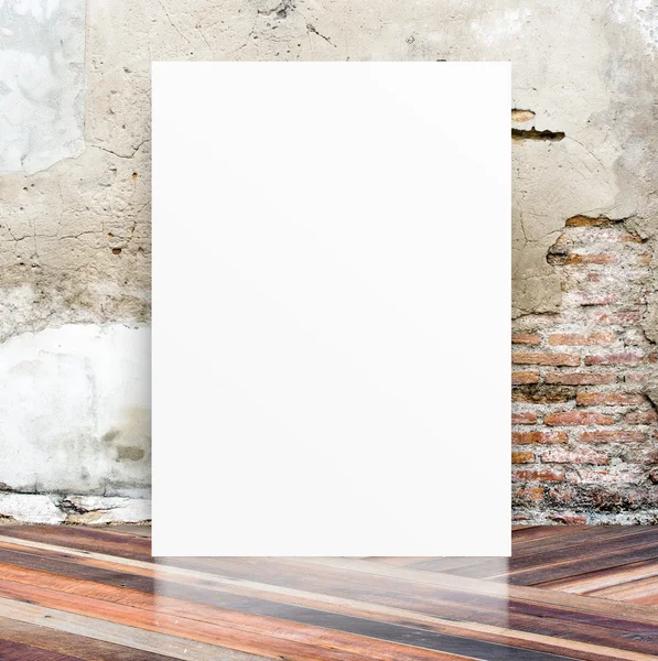 Poster in bianco nel muro di cemento fessurato — Foto Stock