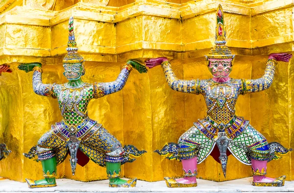Gros plan Statue géante thaïlandaise à la pagode dorée — Photo