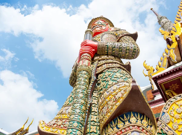 Looking up at giant statue at Grand palace — Stock Photo, Image