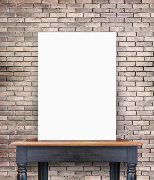Poster in bianco su tavolo vintage in legno — Foto Stock