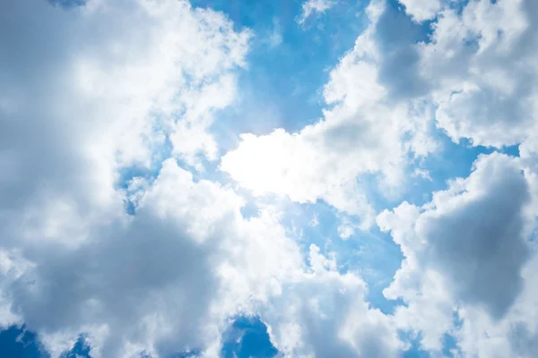 Céu azul agradável com feixe de sol — Fotografia de Stock