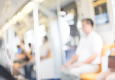 İnsanlara elektrik gökyüzü tren