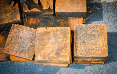 Turuncu taş küpleri yığını