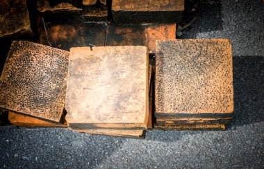 Turuncu taş küpleri yığını