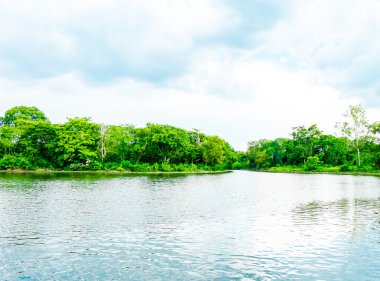 Mavi gökyüzü ile göl.