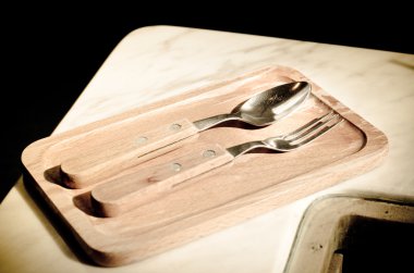 kaşık ve çatal ahşap tepsi