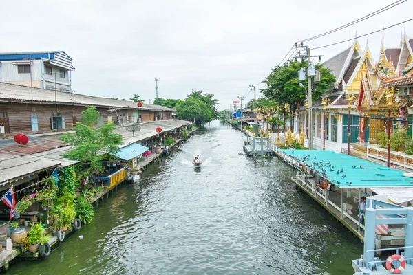 House alongside canal — Stock Photo, Image