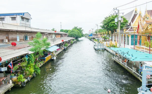 Houses along side of canal — Stock Photo, Image