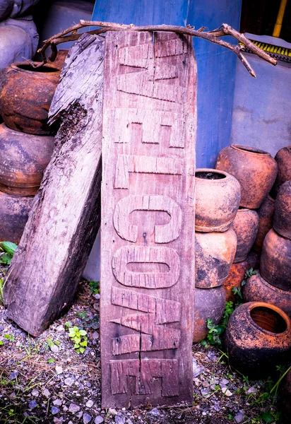 Etiqueta de boas-vindas de madeira velha na área de produto usada — Fotografia de Stock
