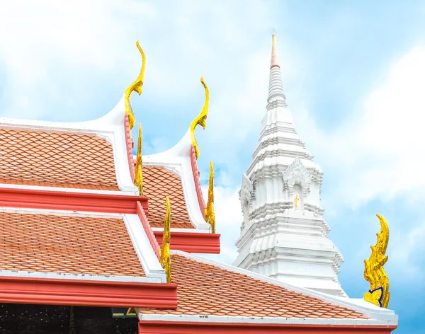Telhado do templo tailandês e pagode branco — Fotografia de Stock