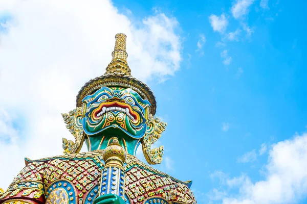 Levant les yeux vers une statue géante au Grand Palais , — Photo