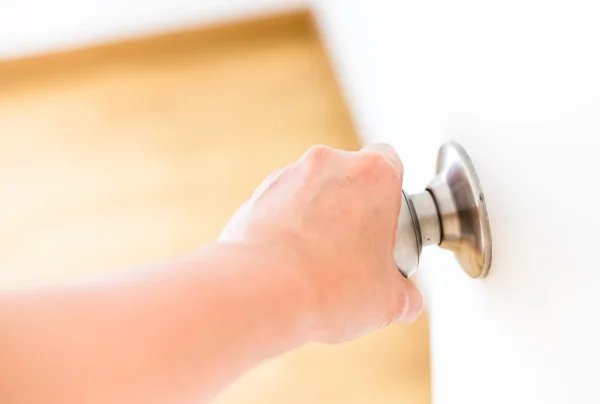 Hand opening door — Stock Photo, Image