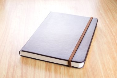 Kahverengi sert kapak defter