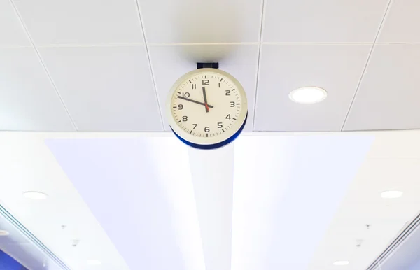 空港で天井を時計します。 — ストック写真