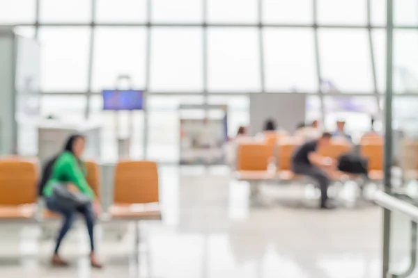 Pasajeros esperando el vuelo en la terminal del aeropuerto —  Fotos de Stock