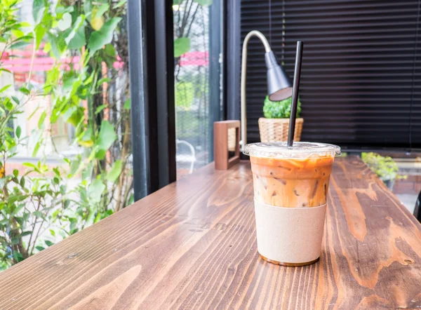 Café helado sobre mesa de madera —  Fotos de Stock