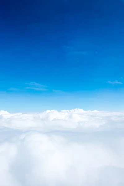 Luchtfoto van blauwe hemel en Cloud terug naar boven — Stockfoto