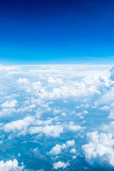 青い空と雲頂の空撮 — ストック写真