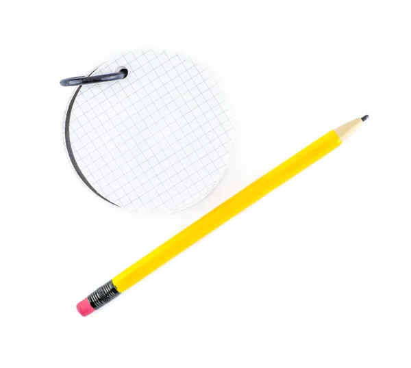 Bloc de notas redondo y lápiz amarillo — Foto de Stock