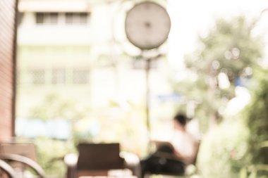 Kadın ihtiyaçtan kahve Bahçe içinde okuma