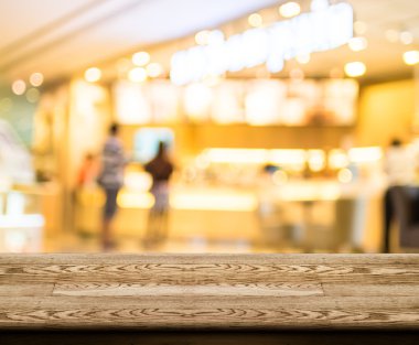 boş ahşap masa kahve dükkanı ile üstü ile bokeh arka plan bulanıklık