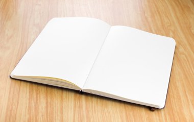 Boş açık defter üzerinde ahşap masa, iş şablon