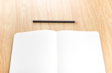boş açık defter ile ahşap masa, iş tem üzerinde siyah kalem