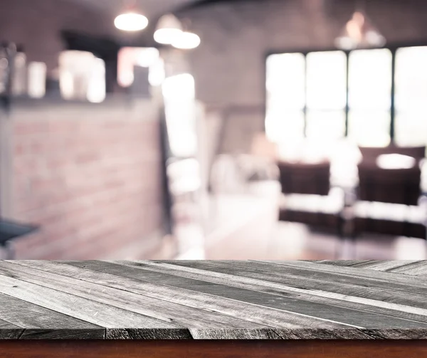 Meja kayu kosong atas dengan kedai kopi kabur dengan latar belakang bokeh — Stok Foto