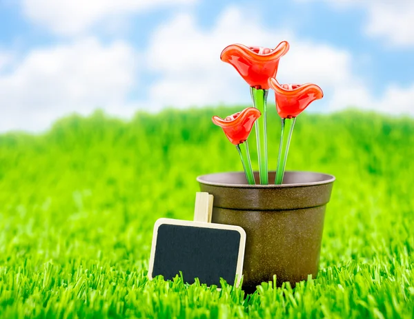 Flores rojas hechas de vidrio — Foto de Stock