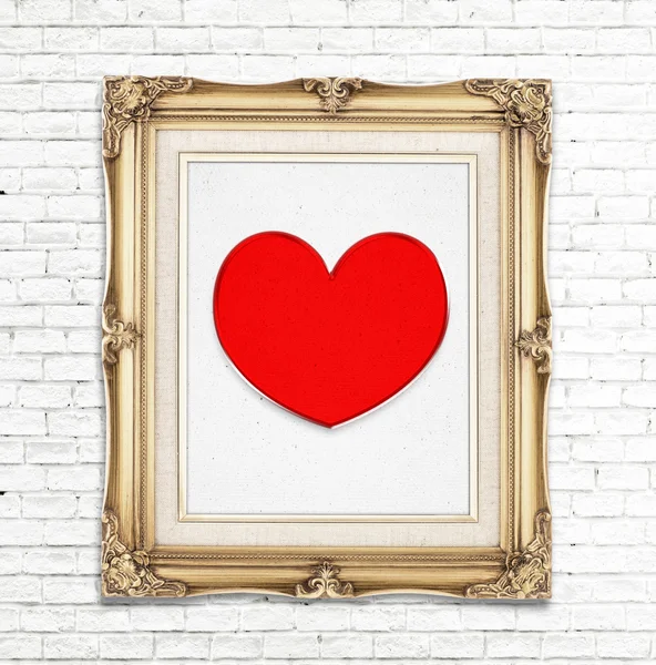 Ícone coração vermelho na moldura da foto na parede de tijolo branco — Fotografia de Stock