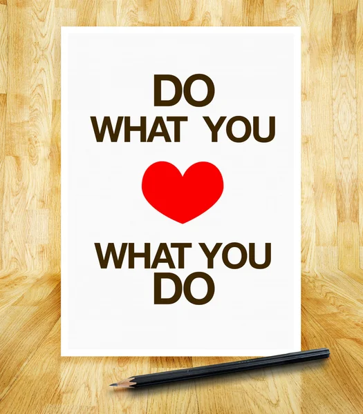 Inspiração citação: "Faça o que você ama, Ame o que você faz" no papai — Fotografia de Stock