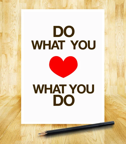 Inspiration quote: "do what you love, love what you do" auf pap — Stockfoto