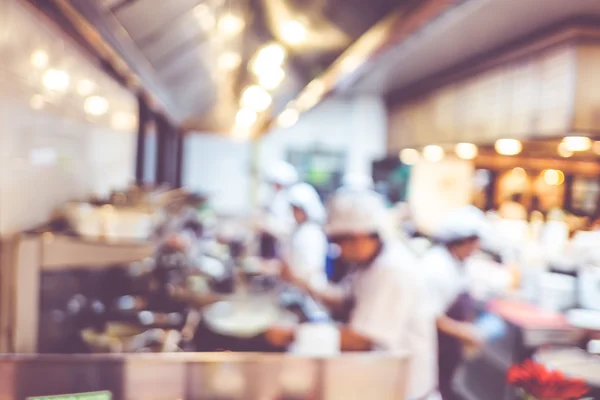 Fondo borroso: Grupos de Chef cocinando en la cocina abierta , — Foto de Stock