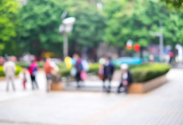 Fondo desenfoque: multitud de personas en el parque natural de la ciudad — Foto de Stock