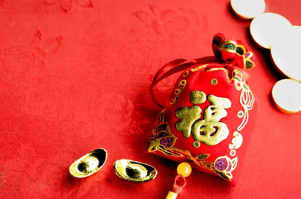 Chinese new year decoration: red felt fabric packet or ang pow w — ストック写真