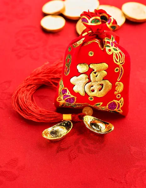 Chinese new year decoration: red felt fabric packet or ang pow w — Stockfoto