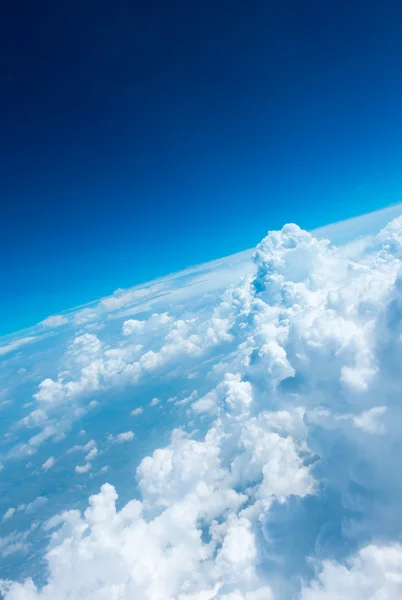 青空と飛行機の窓から雲頂の眺めの空撮, — ストック写真