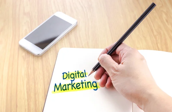 Mano che tiene la matita nera e la scrittura sulla parola di marketing digitale — Foto Stock