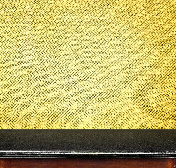 Порожній мармур Стільниця на стіні з золотими мозаїчними плитками — стокове фото